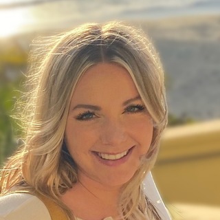 Julie Strong, community management Strategist.