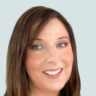 Caron Stace-Railly, Expert Canva Designer Freelance.