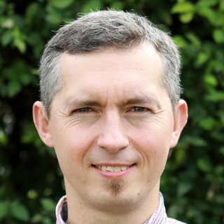 Krzysztof Makowski, Varnish Engineer.