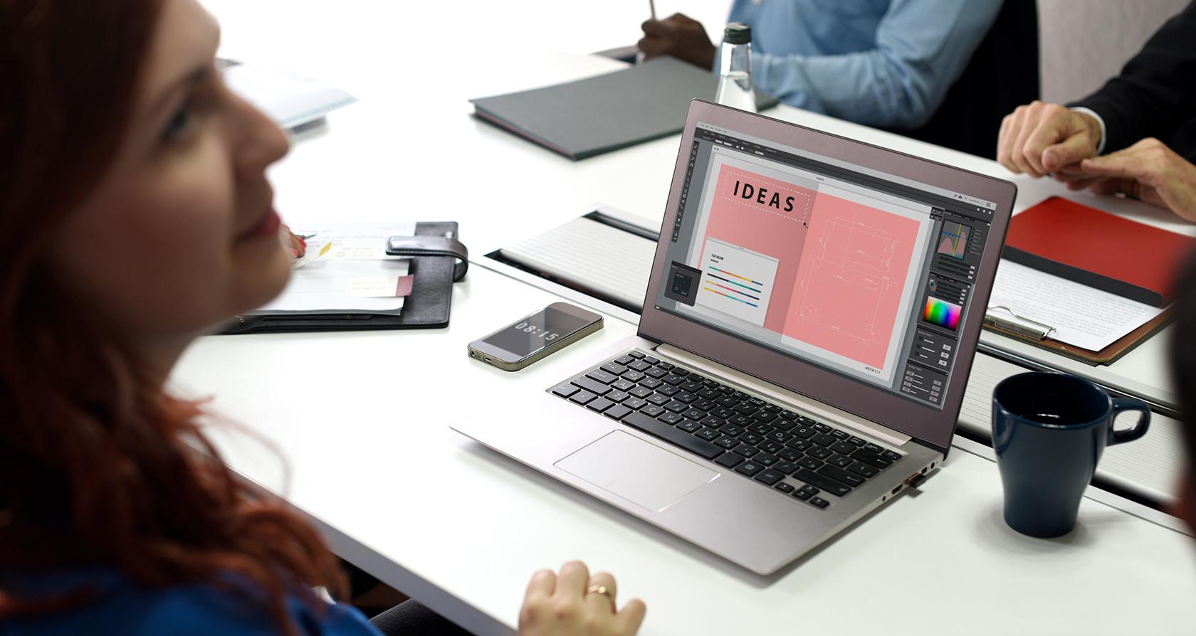 Diseñadores haciendo preguntas como parte de sus ejercicios de pensamiento de diseño