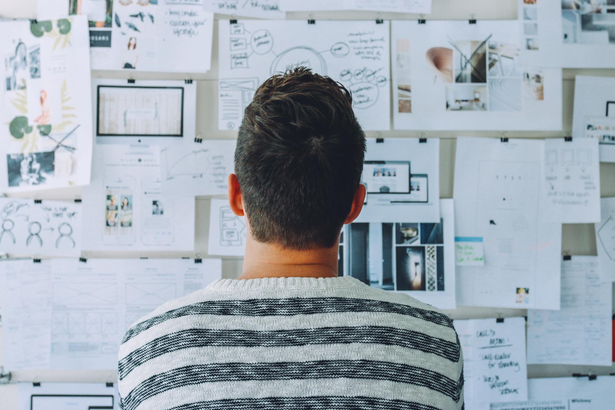 un diseñador ux utilizando métodos de investigación cuantitativa