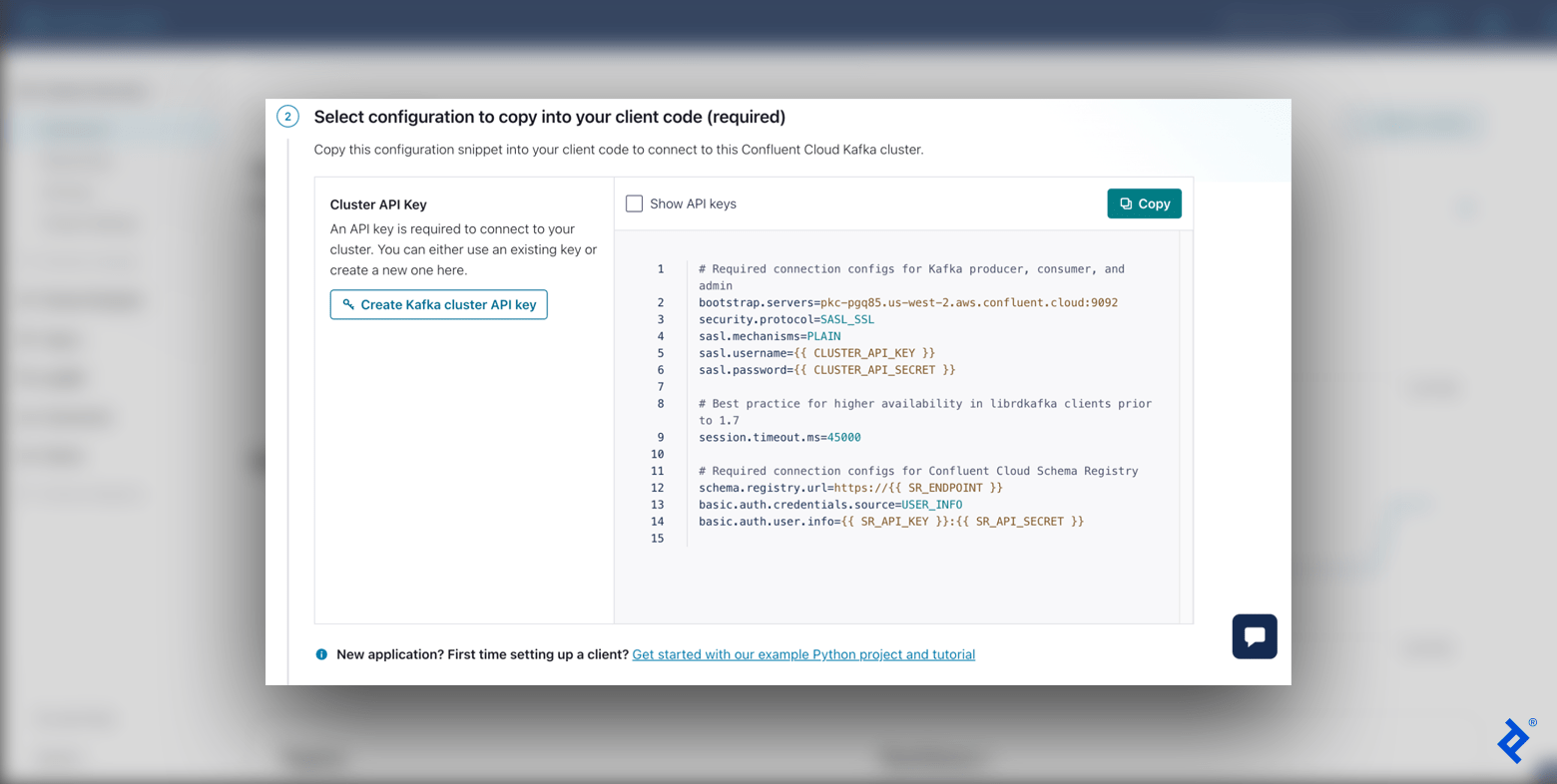 صفحه Confluent Clients مرحله 2 (پیکربندی کد مشتری) را با تنظیم کلید API خوشه Kafka و قطعه کد پیکربندی نشان می دهد.